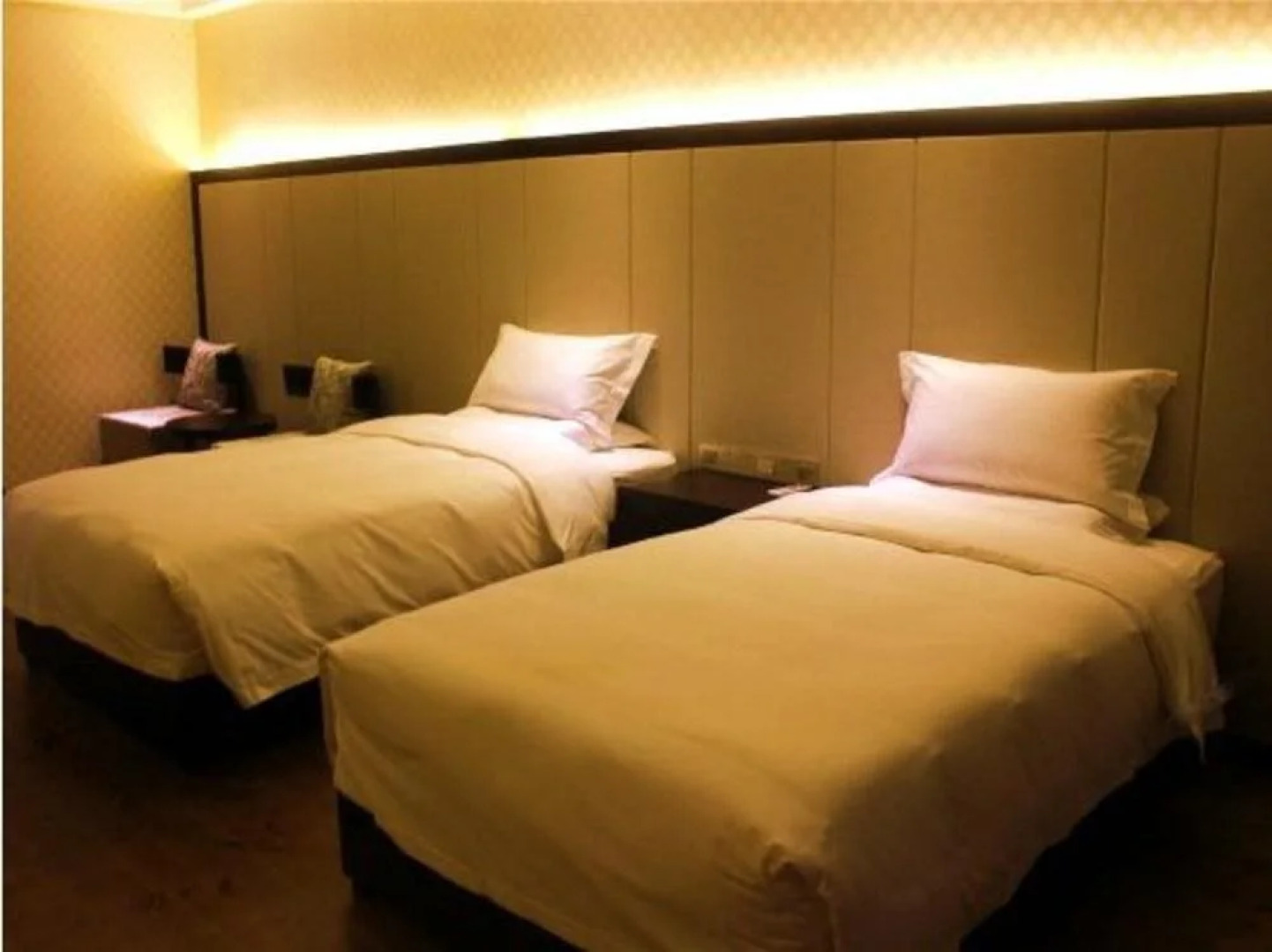 Shengtang Yishe Hot Spring Resort Hotel