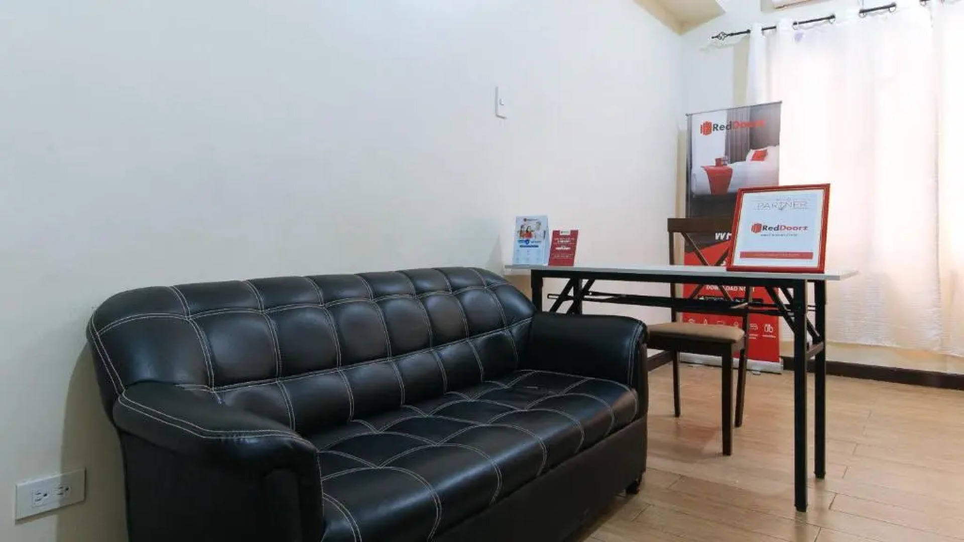 RedDoorz Premium @ Paseo Verde Las Pinas