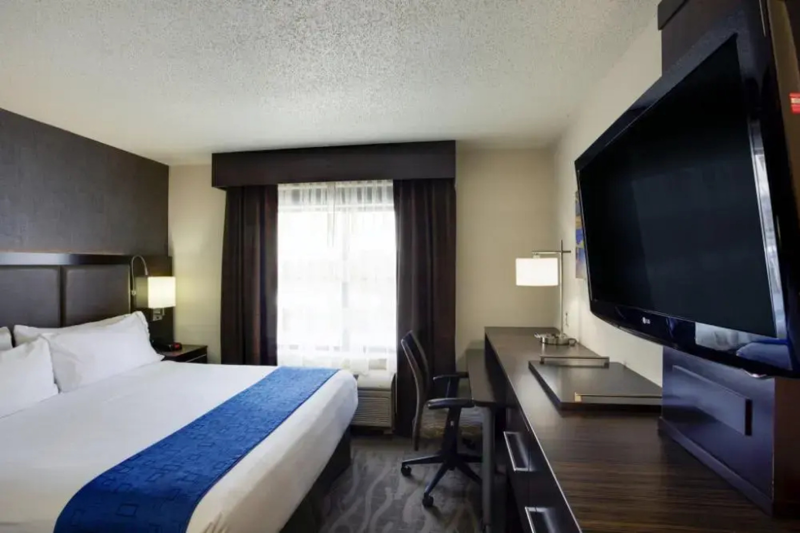 Holiday Inn Express And Suites Meadowlands Area