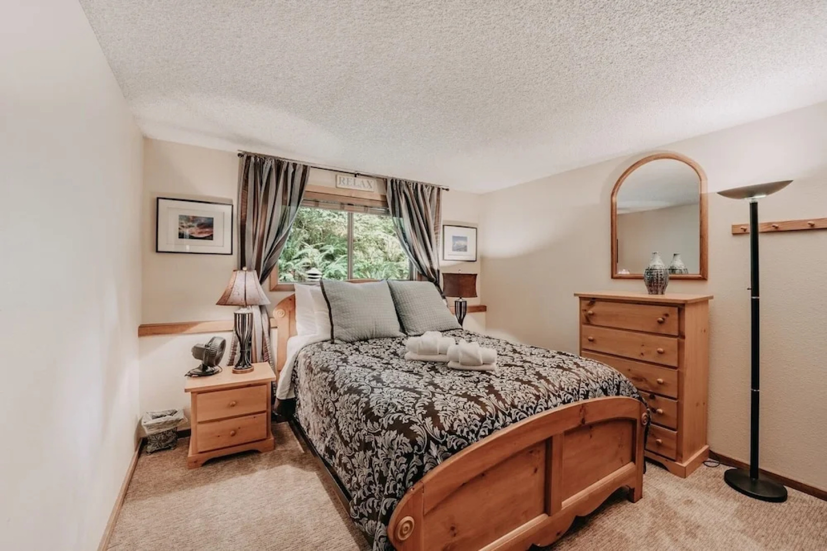 84sw - Sauna - Soaker Tub -  Fireplace - Sleeps 6 2 Bedroom Home by RedAwning