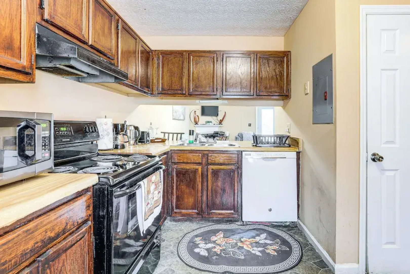 8 Mi to Stone Mountain: Quiet Getaway w/ Deck