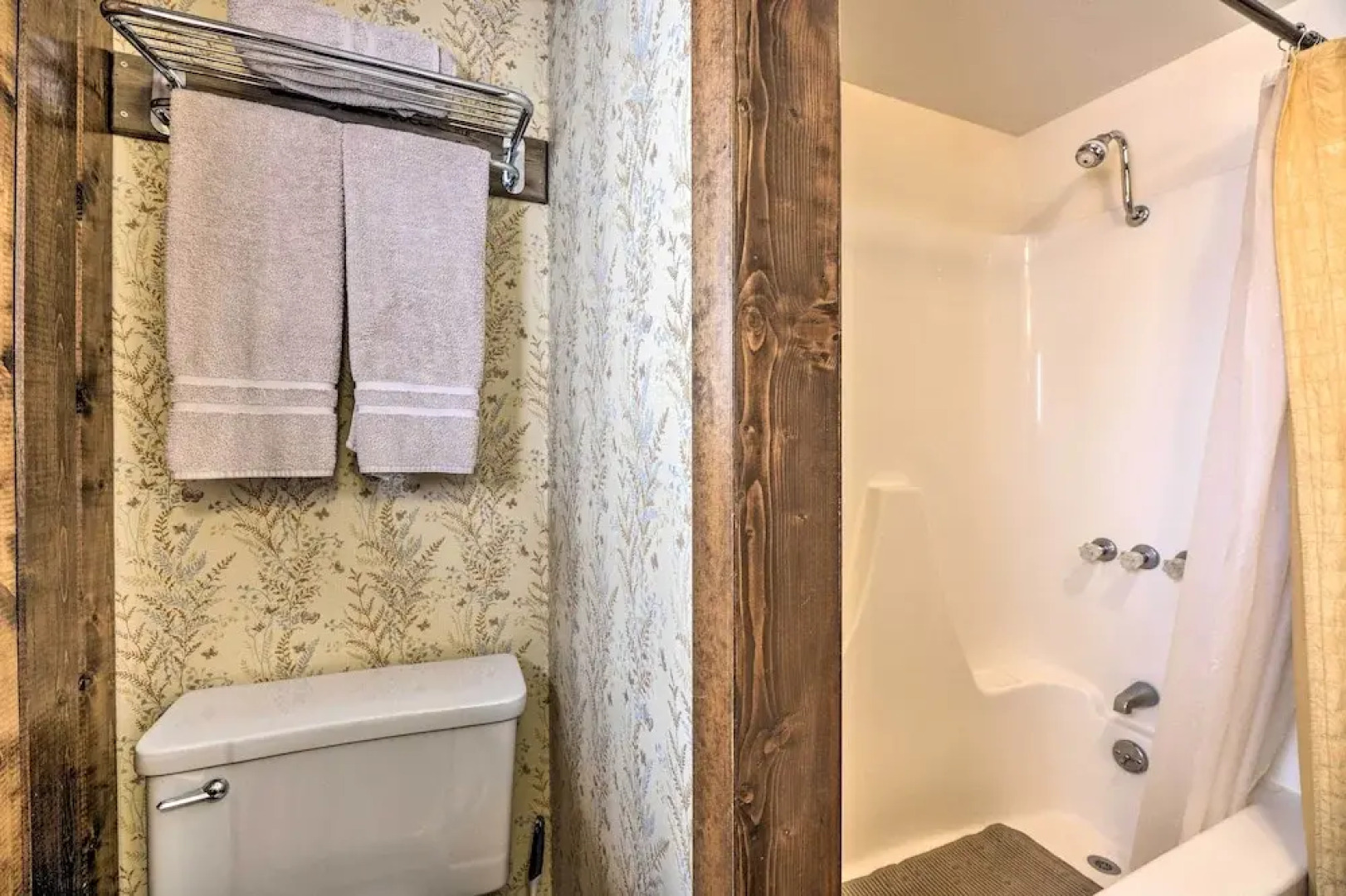 Cozy Log Cabin Escape In the Heart of Creede!