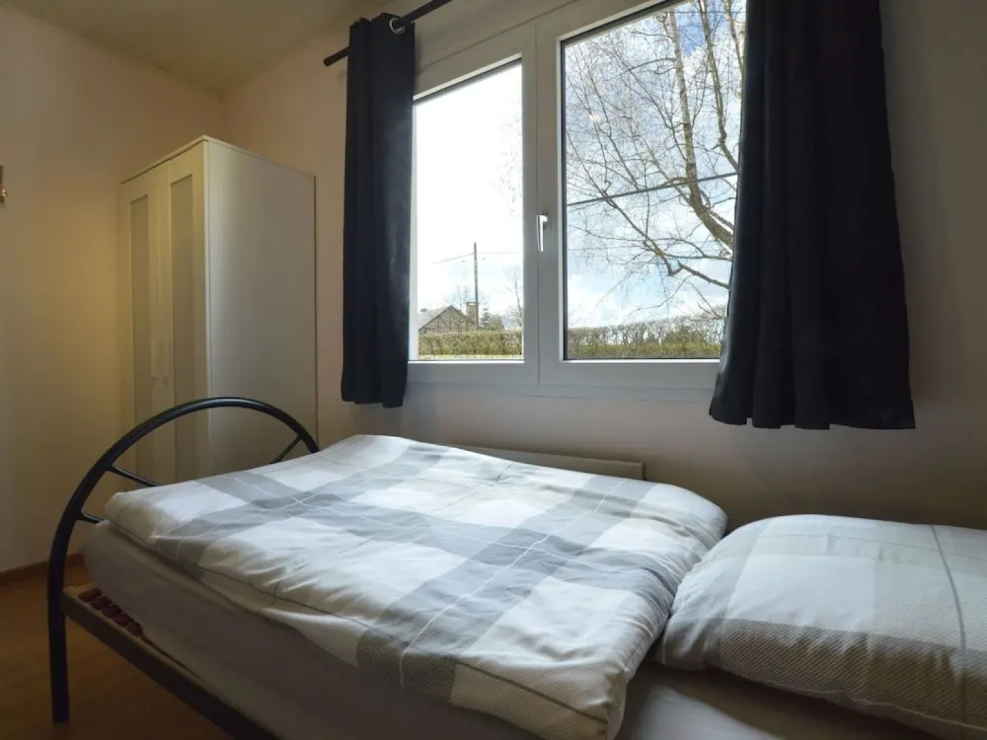 Cozy Chalet With Pond, Malmedy