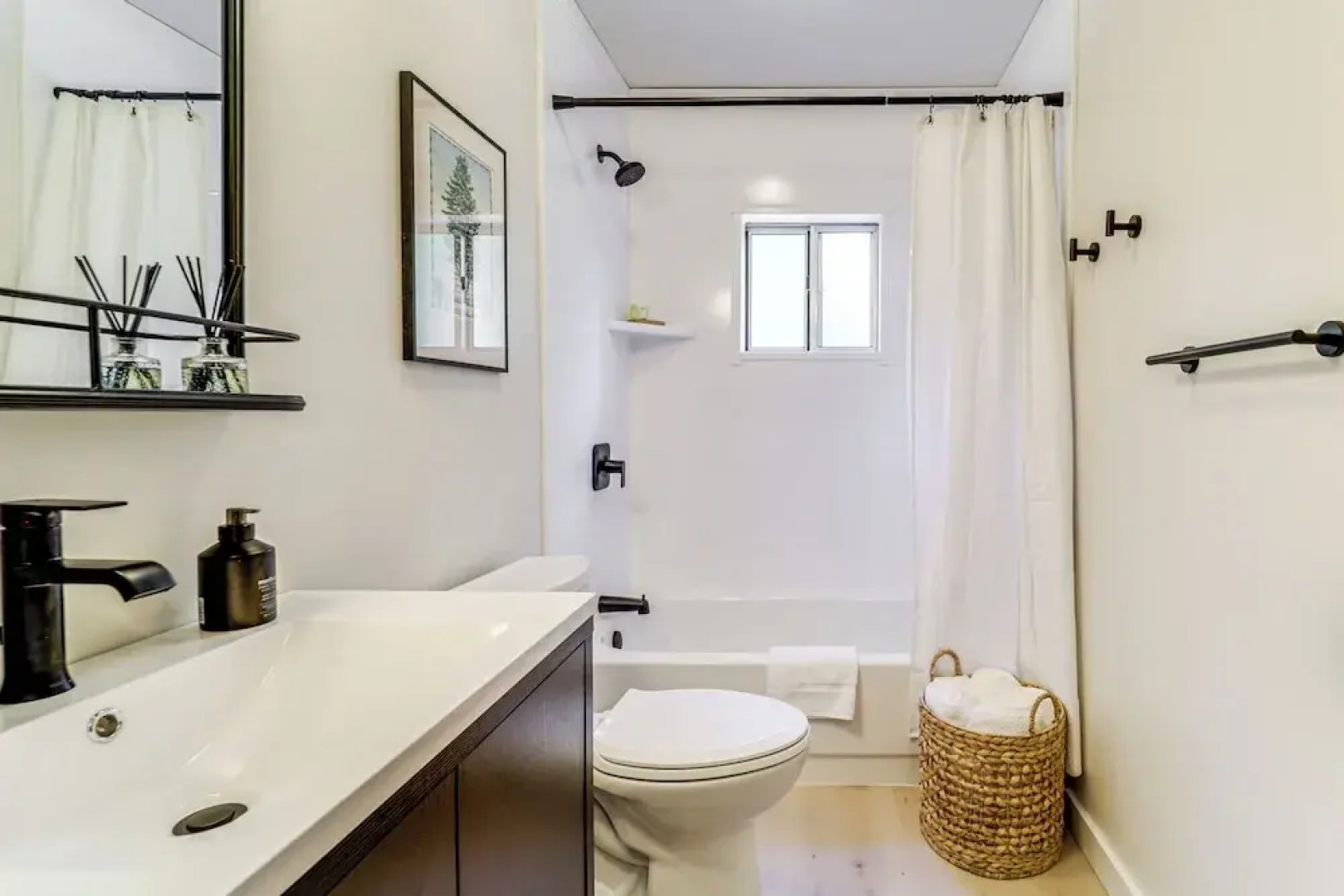 Roscommon Chalet w/ Hot Tub Near Higgins Lake!