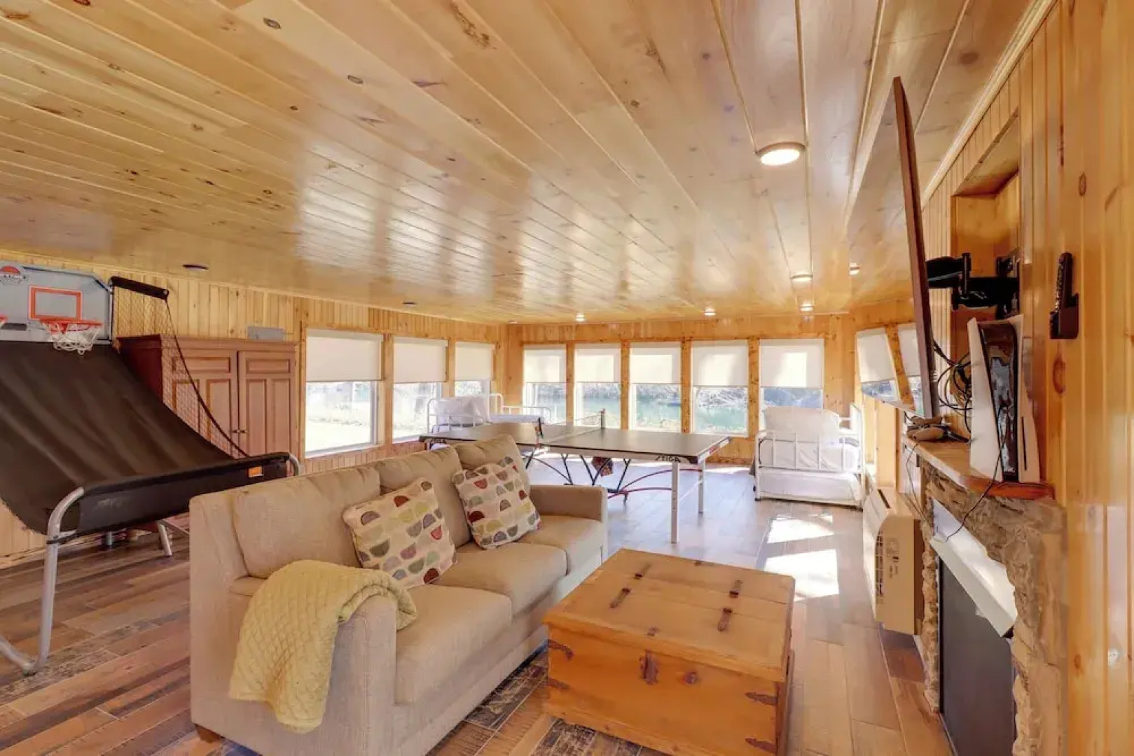 Family-friendly Riverfront Manor on the Little Red