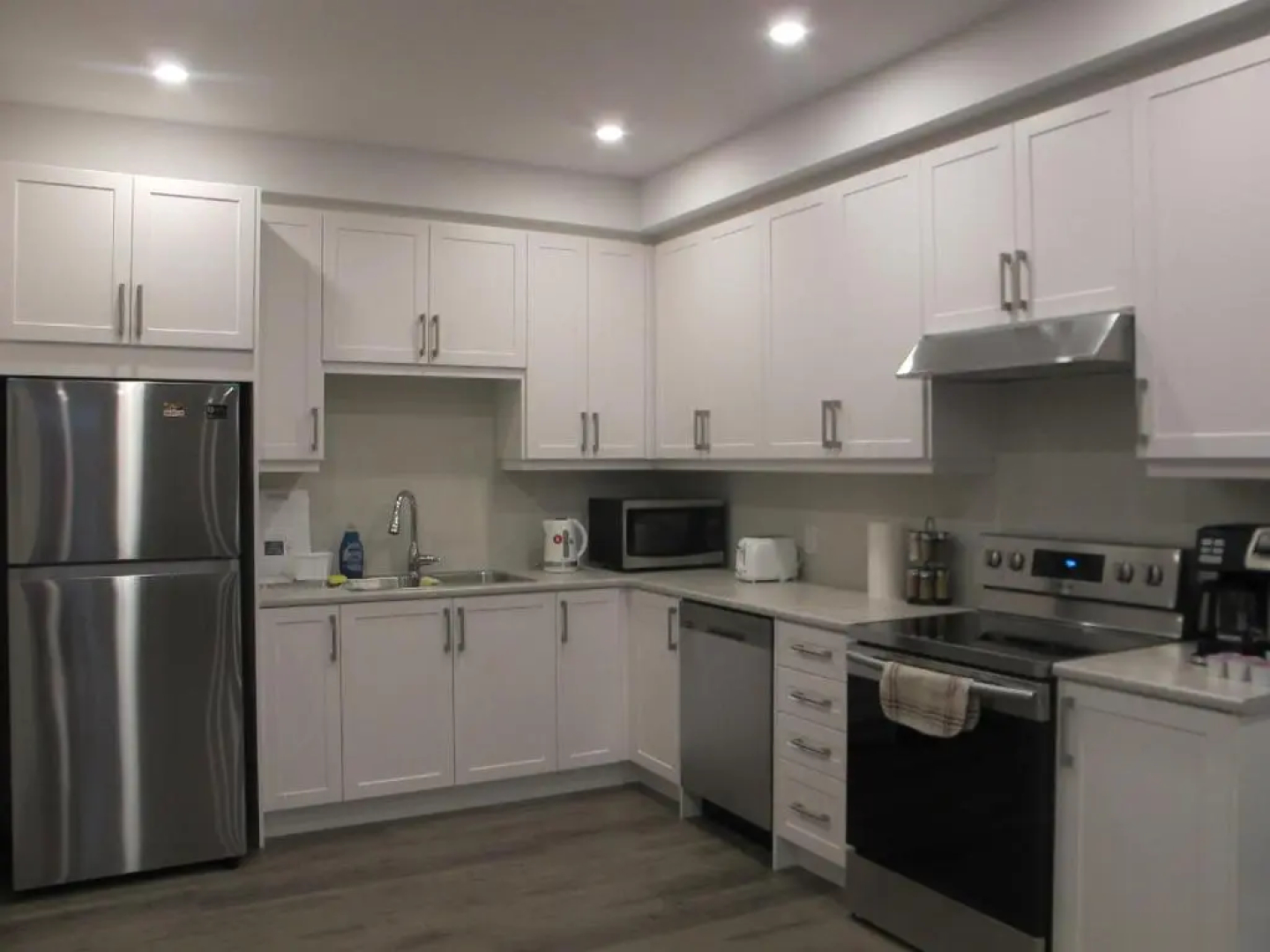 Charming, Comfortable Apartment in Pickering