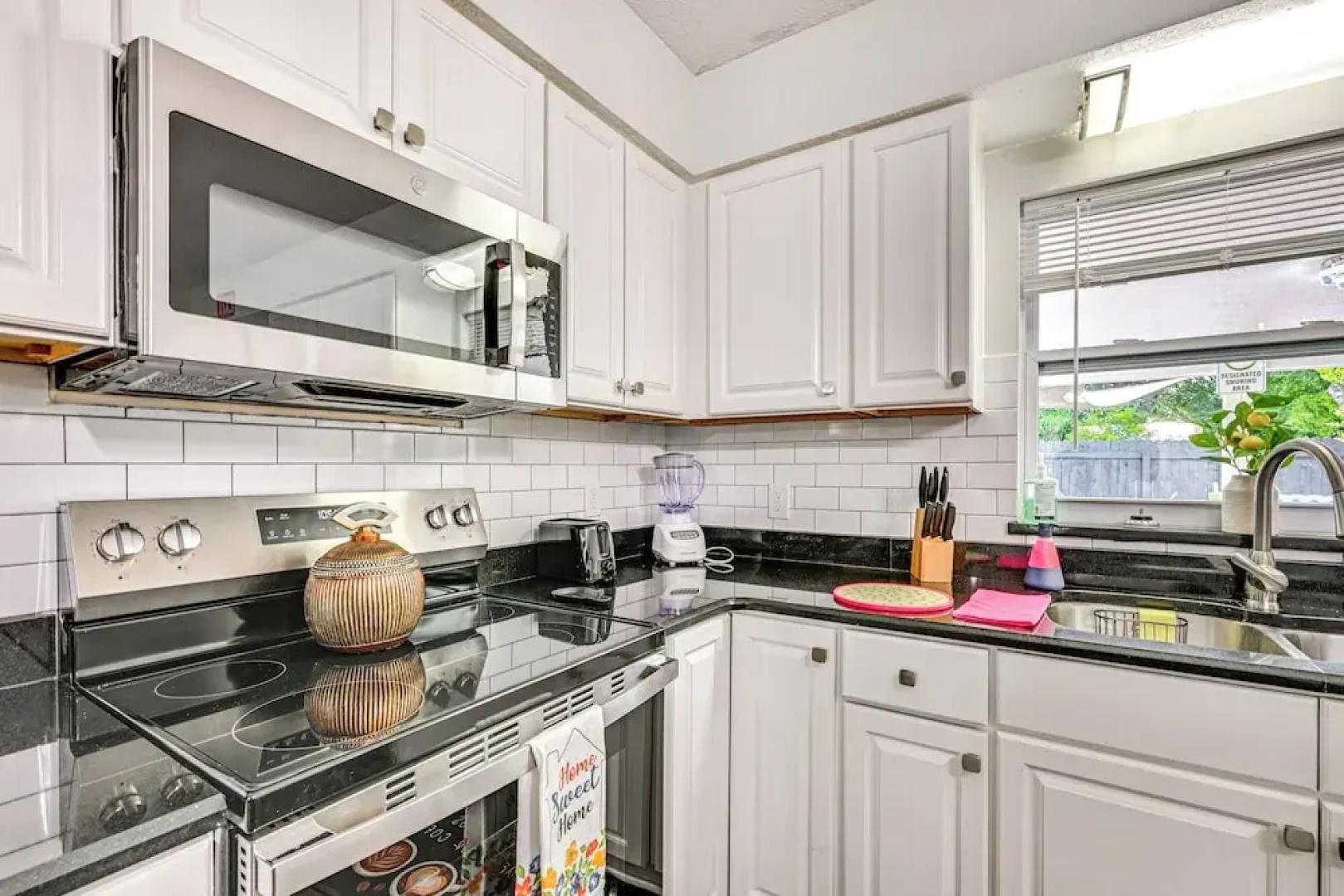 7 Mi to Busch Gardens: Lutz Home w/ Patio!
