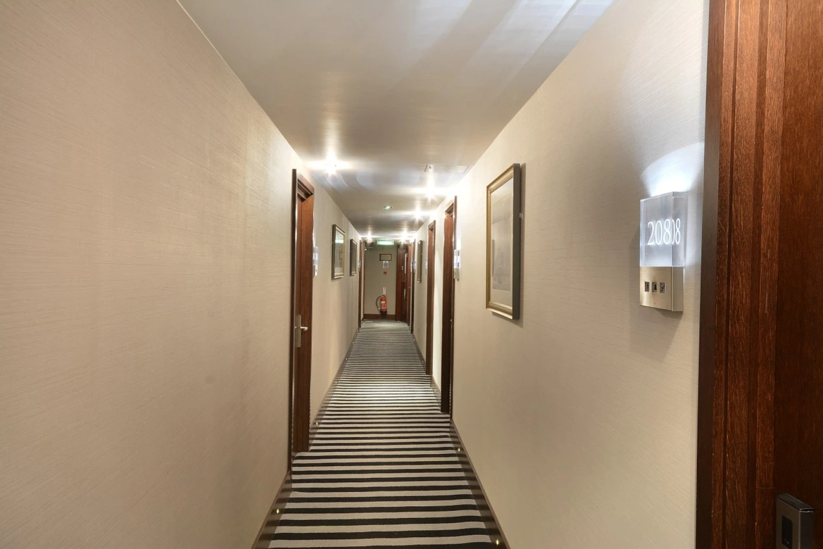 Отель The Cura Kensington