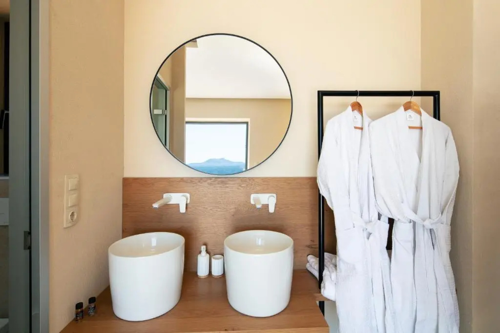 Seafront luxury villa with infinity pool & devine views!