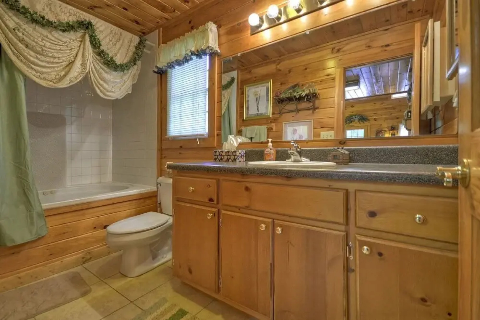 Snuggle Inn & Treehouse