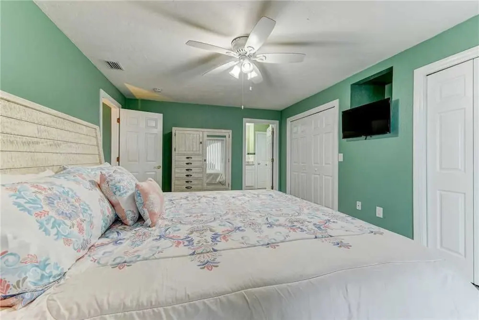 Island Retreat Upper B, Ocean Front, 2 Bedrooms, Sleeps 6