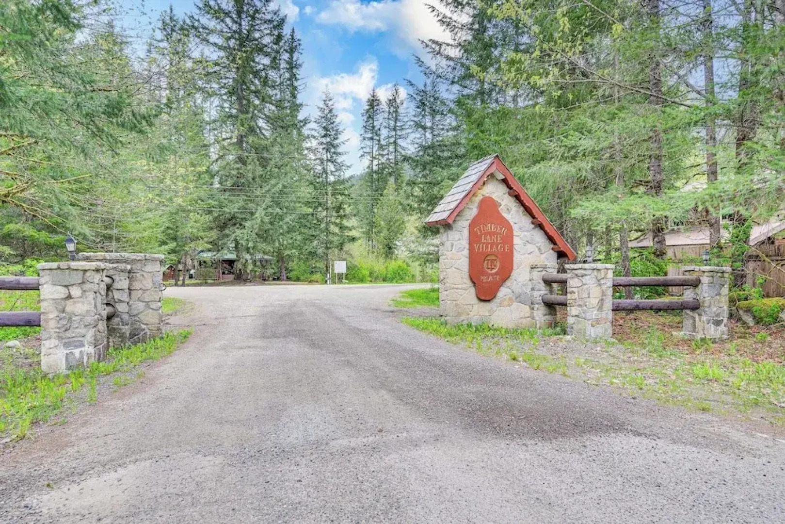 Riverfront Skykomish Cabin w/ Private Hot Tub!