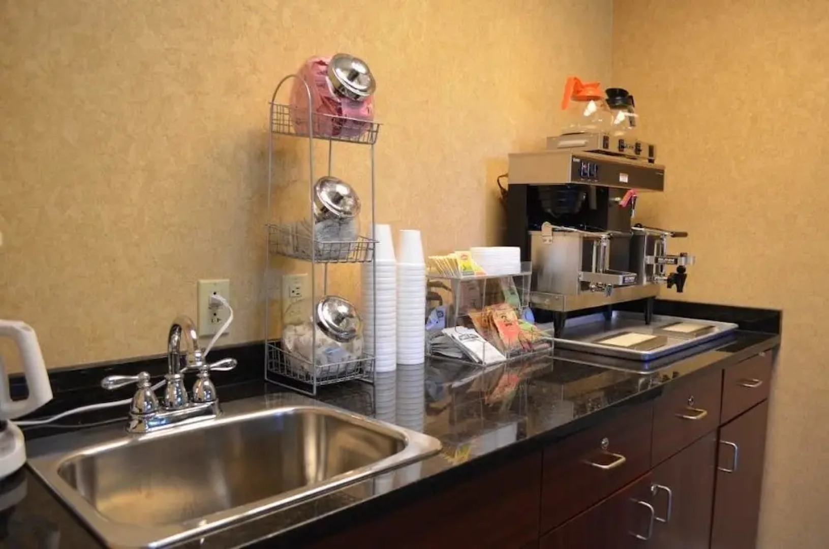 Brookshire Inn & Suites