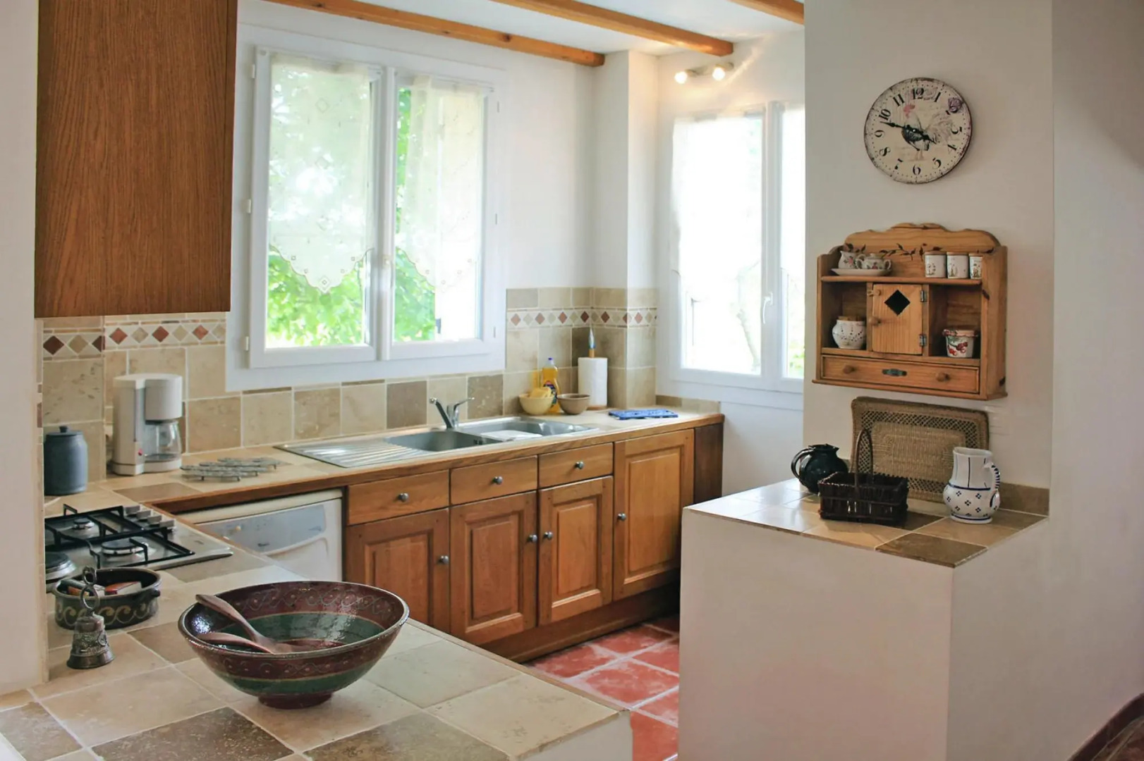 Charming holiday home with private garden, Revest-du-Bion