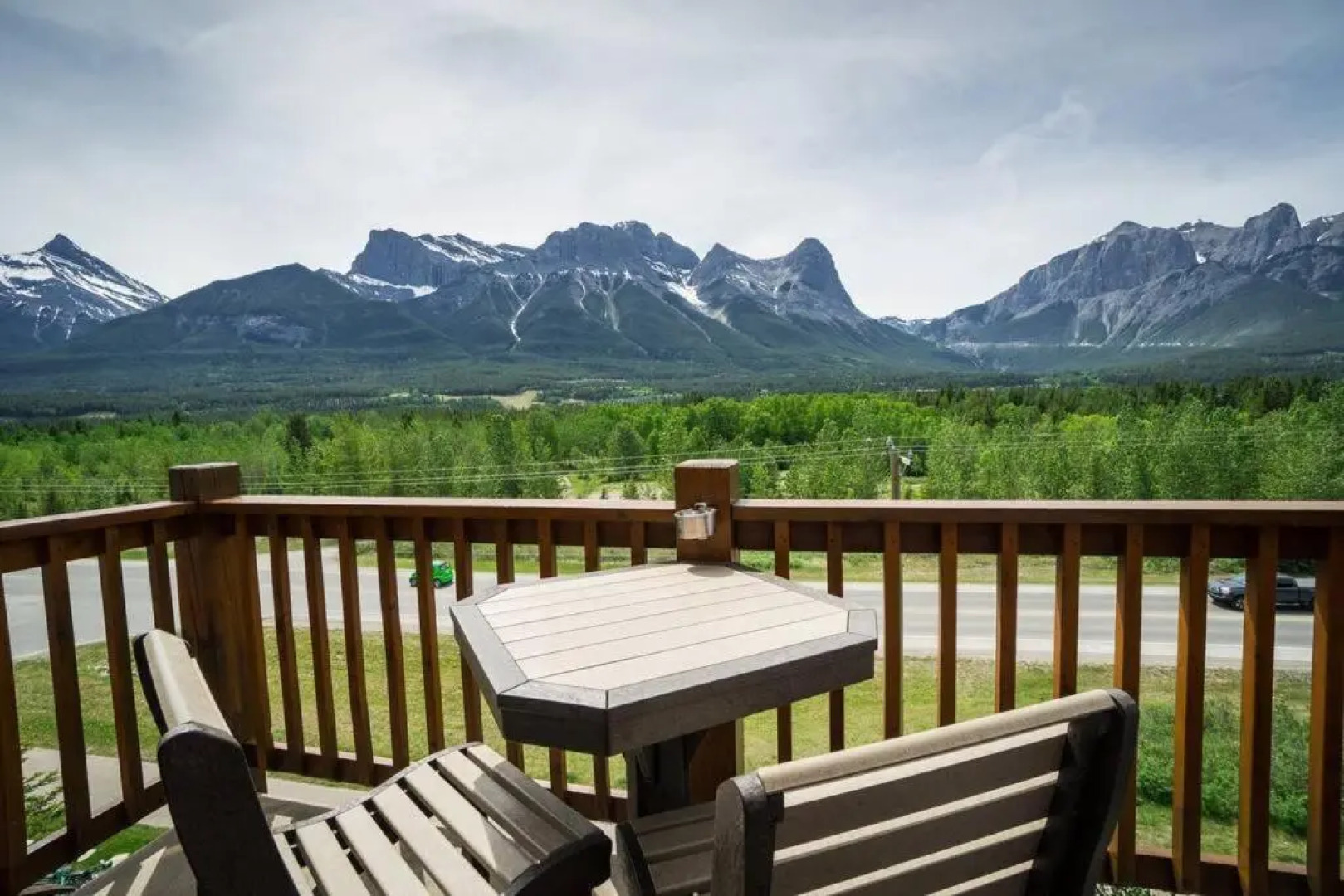 Spacious 3BR 2BA Penthouse with Mountain Views