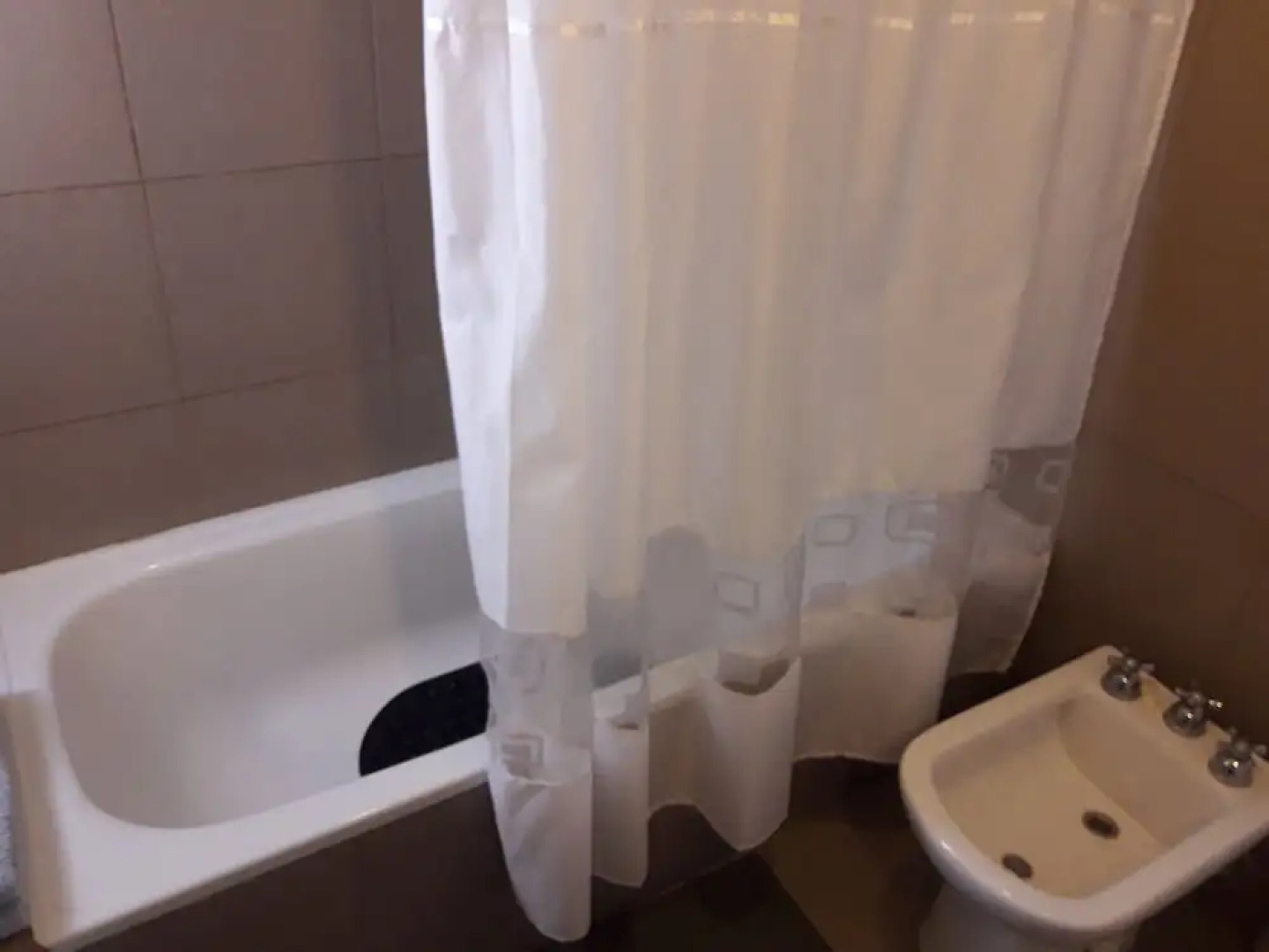 Departamento-casa muy amplio y céntrico.