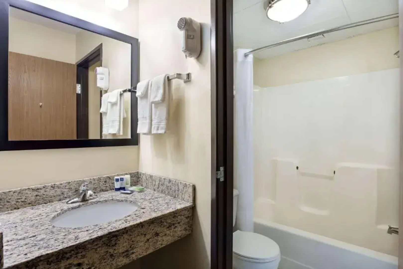 AmericInn Lodge & Suites Tomah