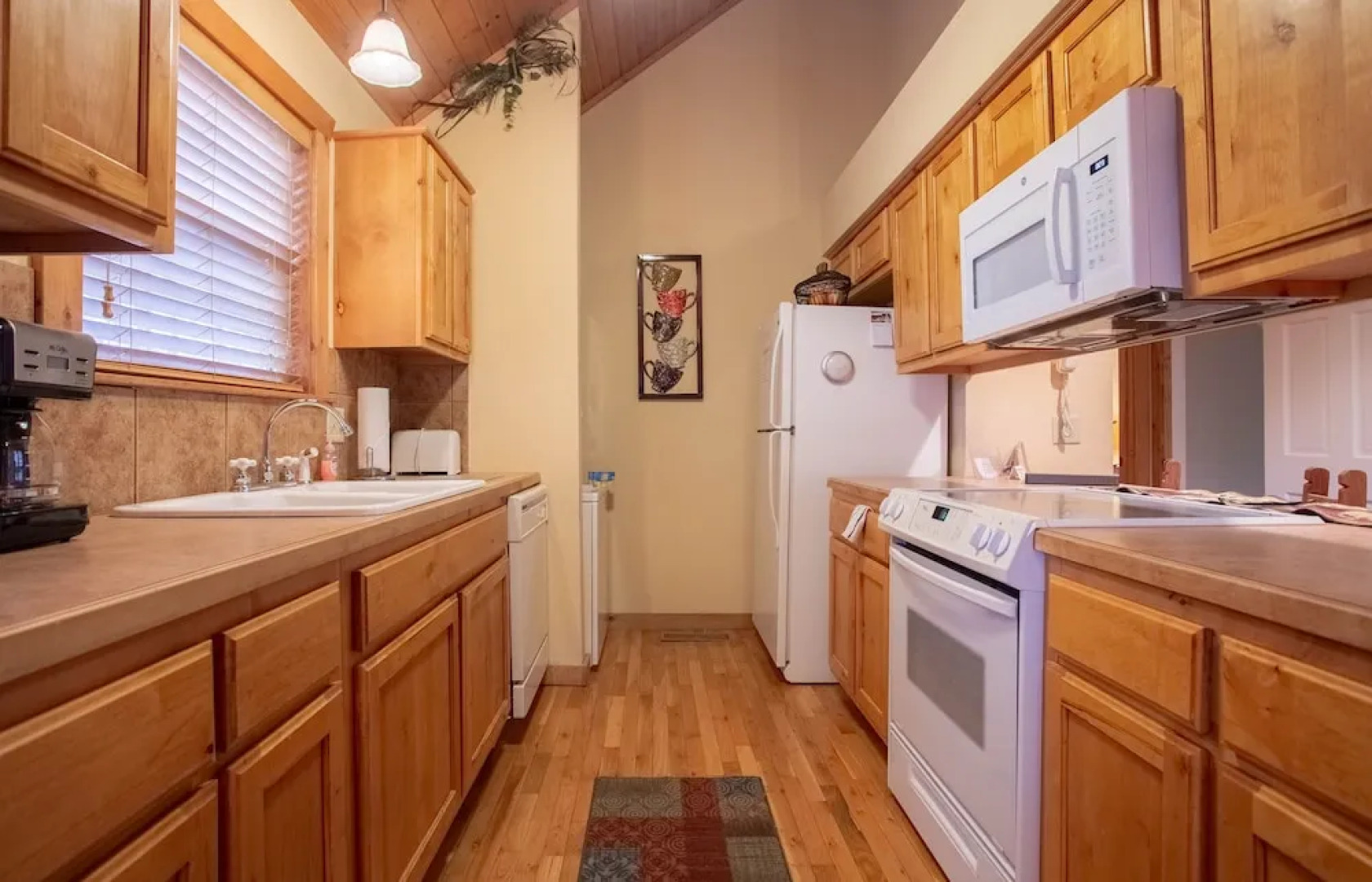 Whispering Woods Lodge-sleeps 10 4 Bedroom Home by RedAwning