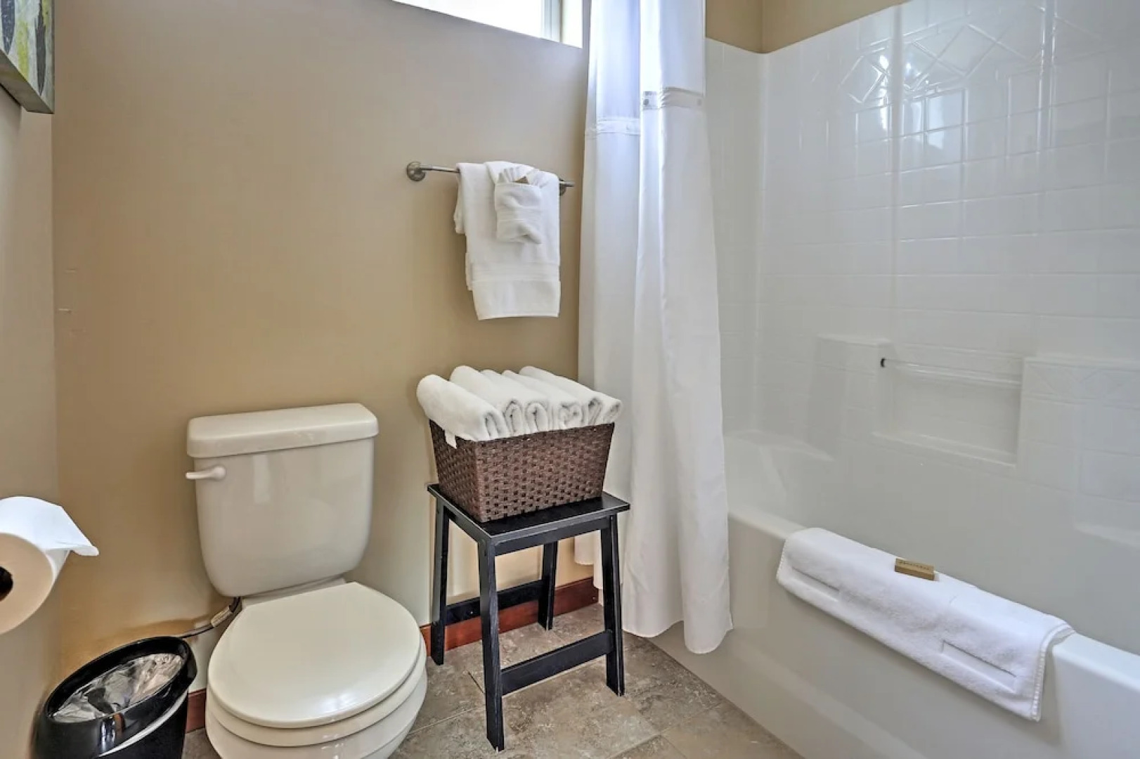 Lake Chelan 'manson Bay' Condo w/ Pool Access!