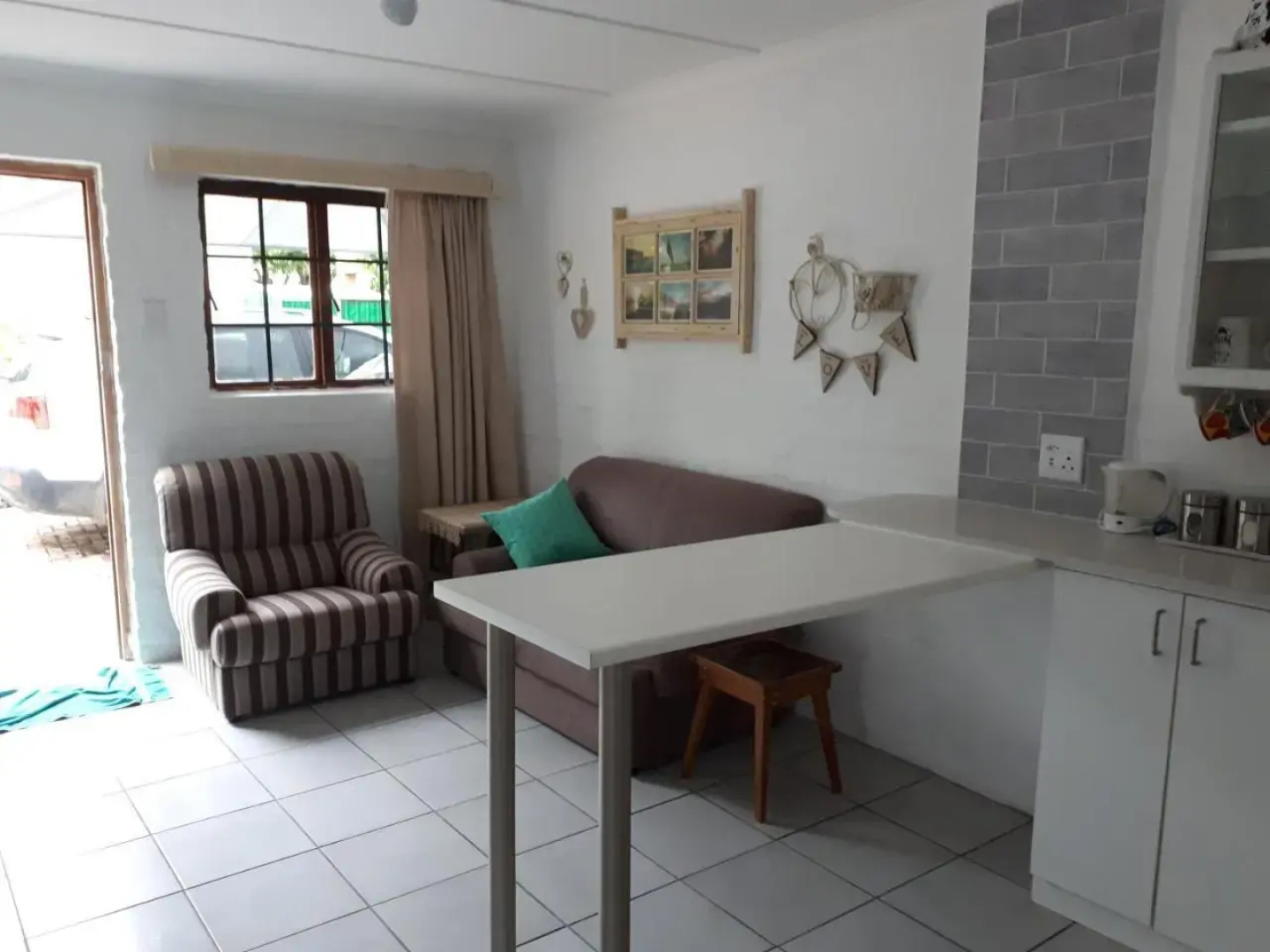 Cozy 4 bedroom house enclosed by sea and mountain.
