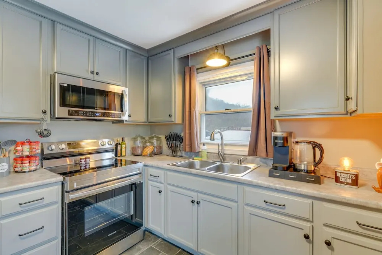 Cozy Kingsport Apartment: Walk to Cidery!