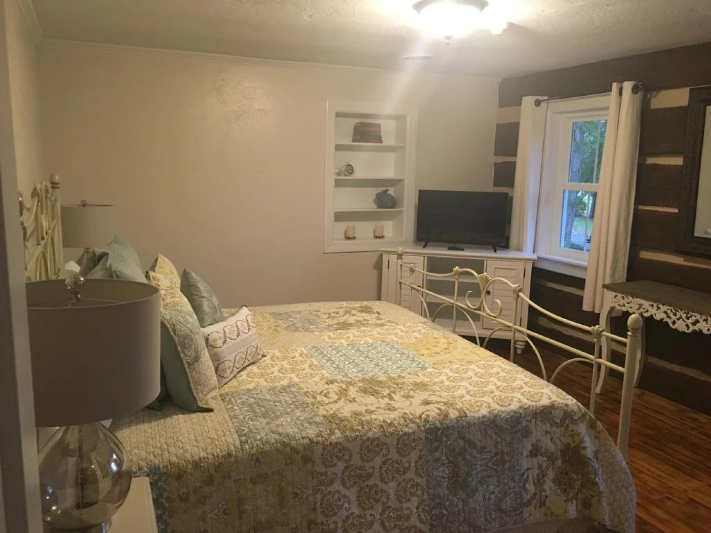 Edgewater Inn & Riverside Grill