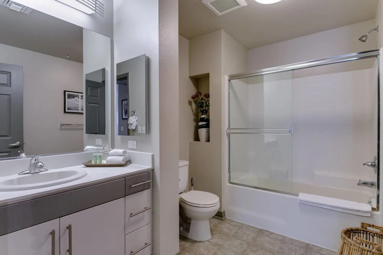 One Bed/1Bath + Private Balcony WALK TO BEACH
