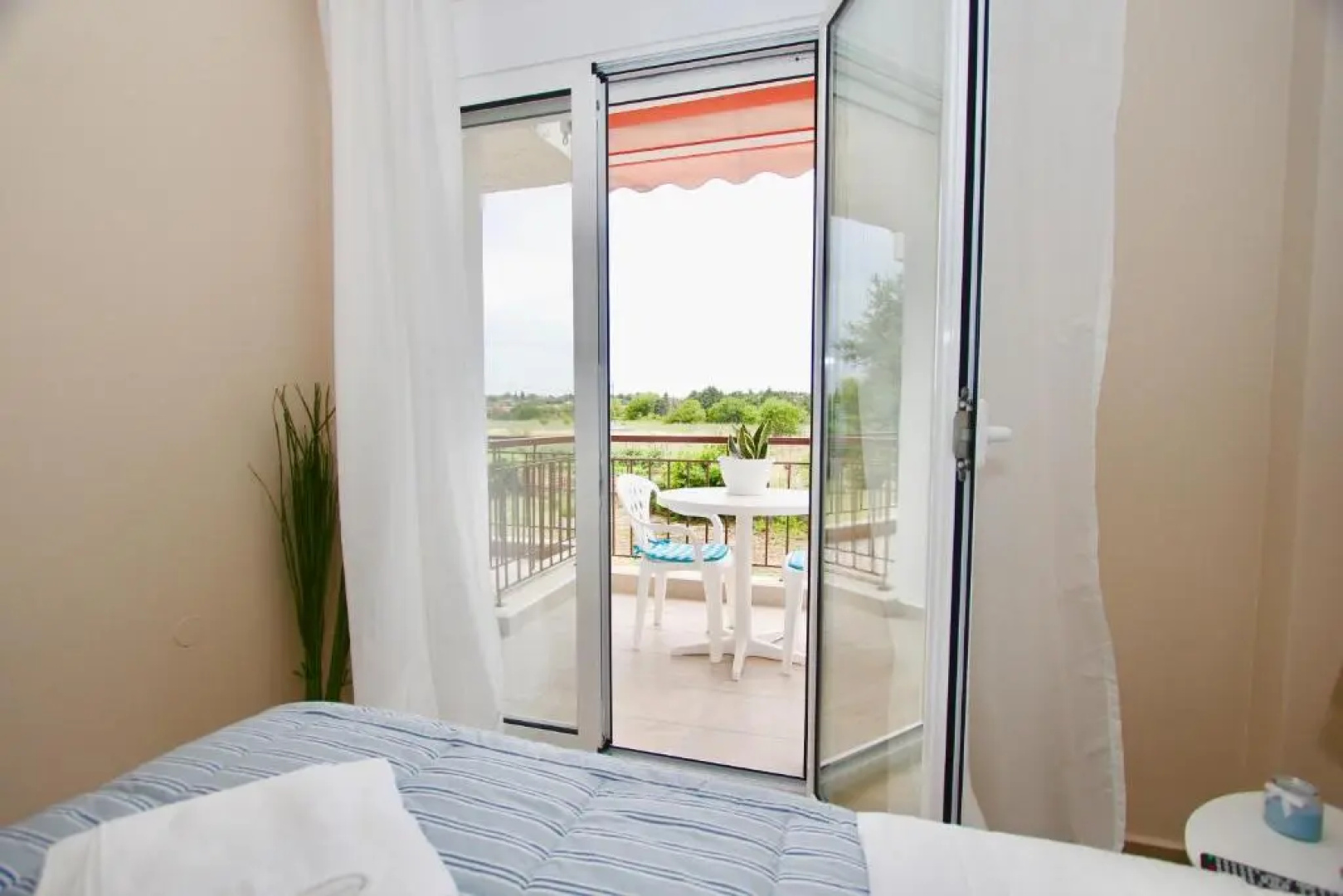 Lovely apartment by the sea.....