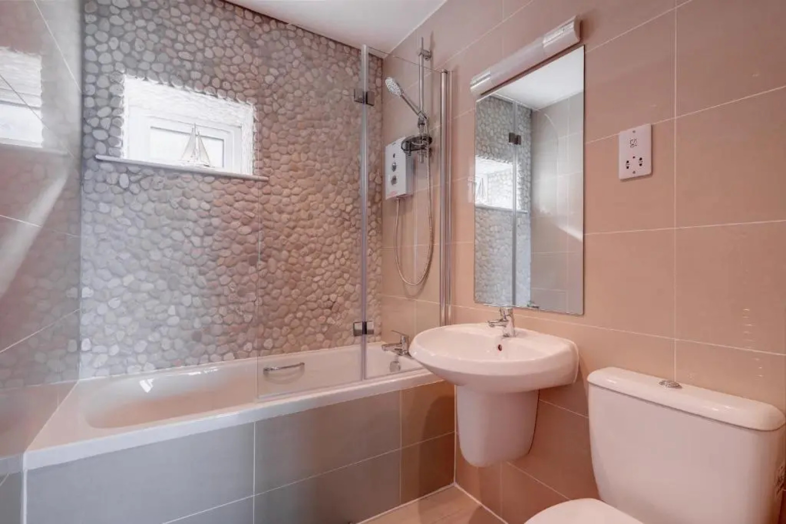 Avocet 2 at The Cove - Stunning Sea Views, Heated Pool and Parking