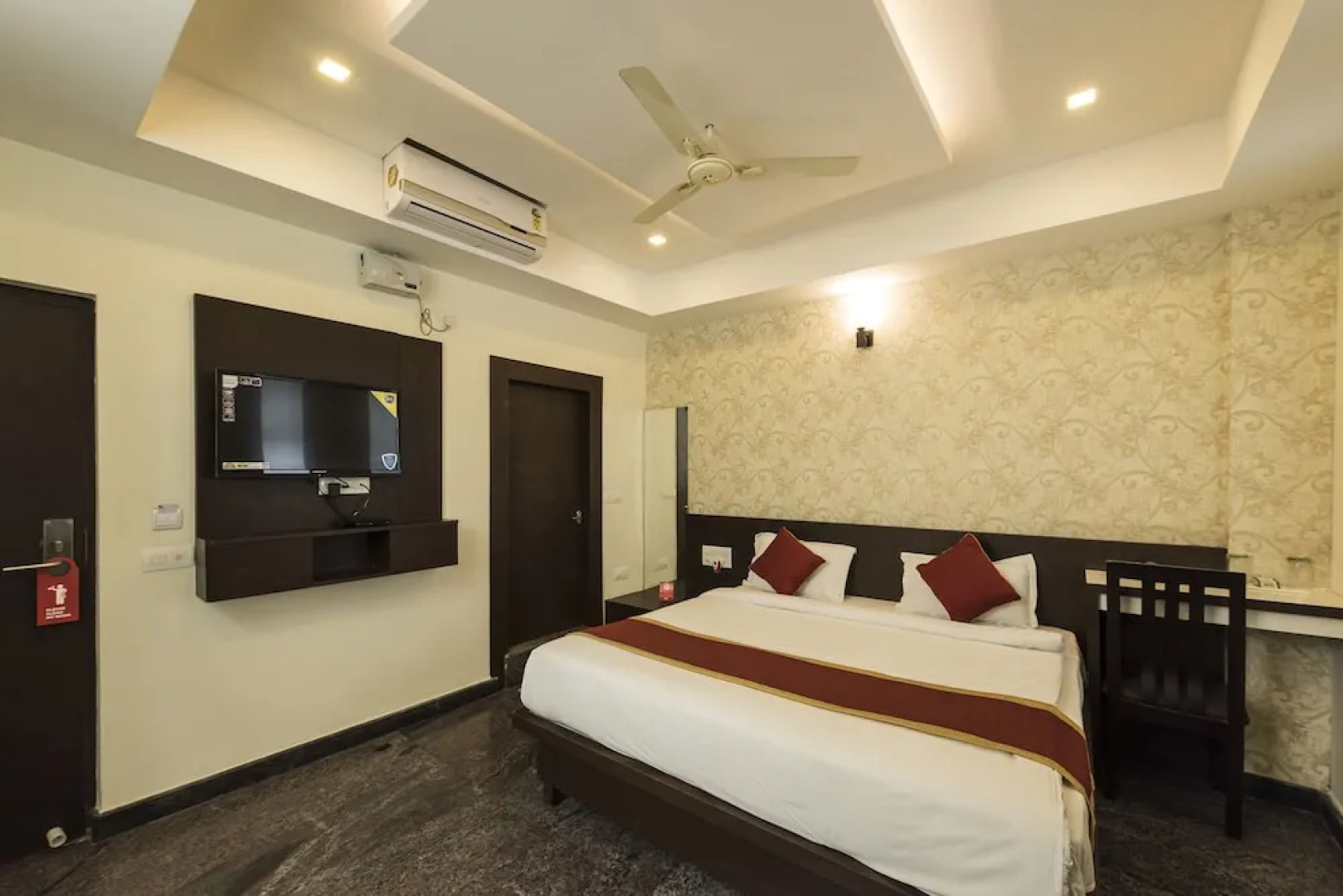 OYO 11414 Hotel Silver Suites