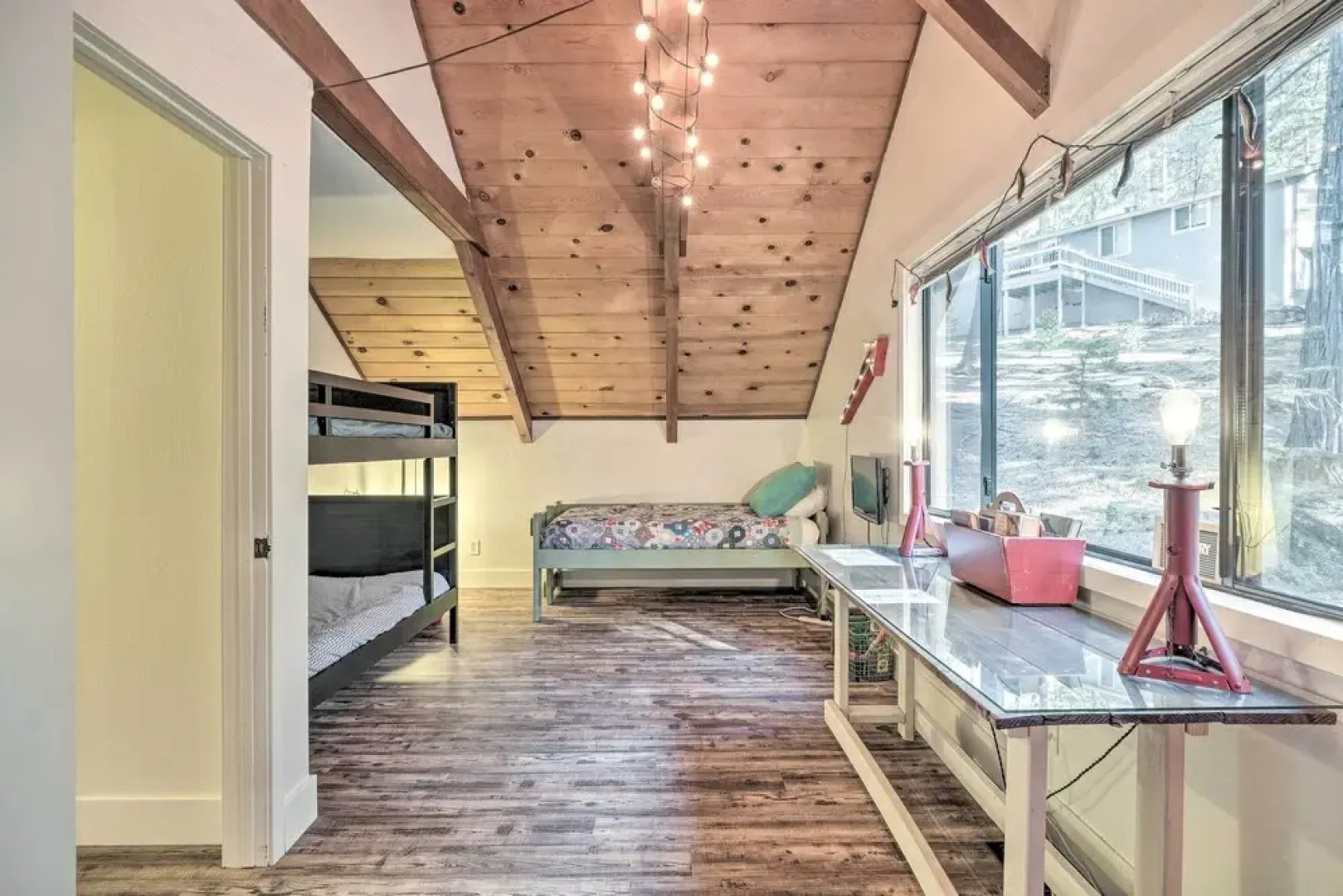 Walk Downtown: Arnold Cabin w/ Large Deck!