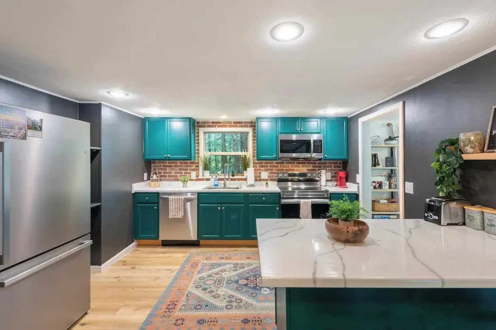 Lakeshore Oasis by Avantstay Private Beach, Views, Hot Tub, Volleyball