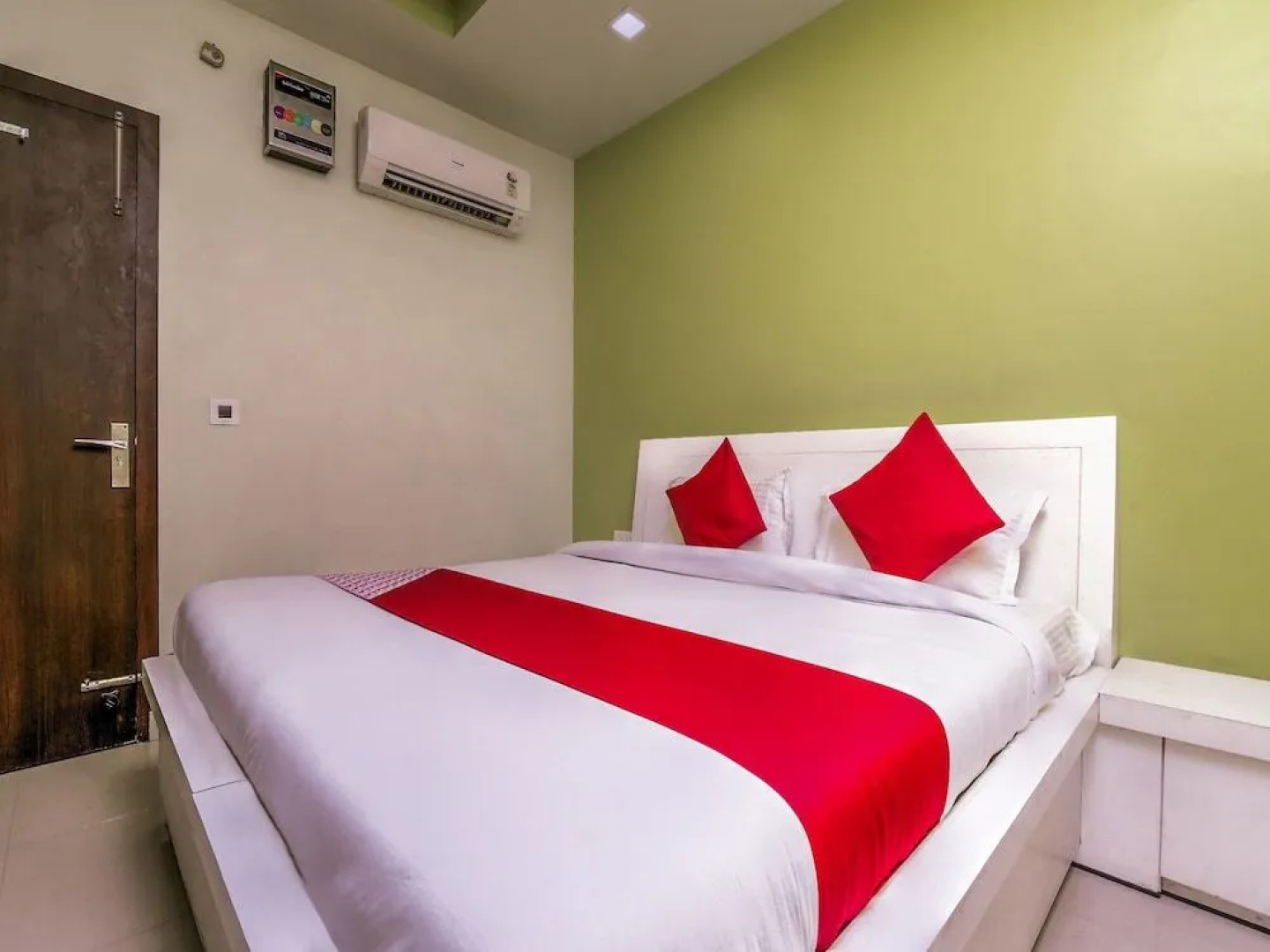 OYO 19706 Hotel Heaven