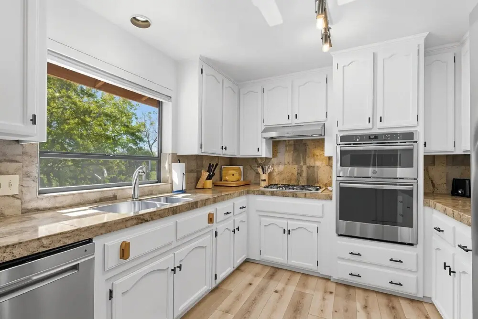 The Red House - Near Golf, Beaches & Communal Pool by Yosemite Region Resorts