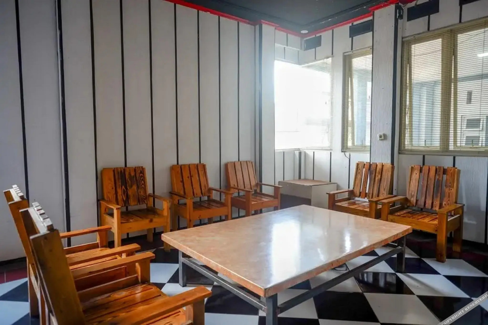 RedDoorz near Alun Alun Batu