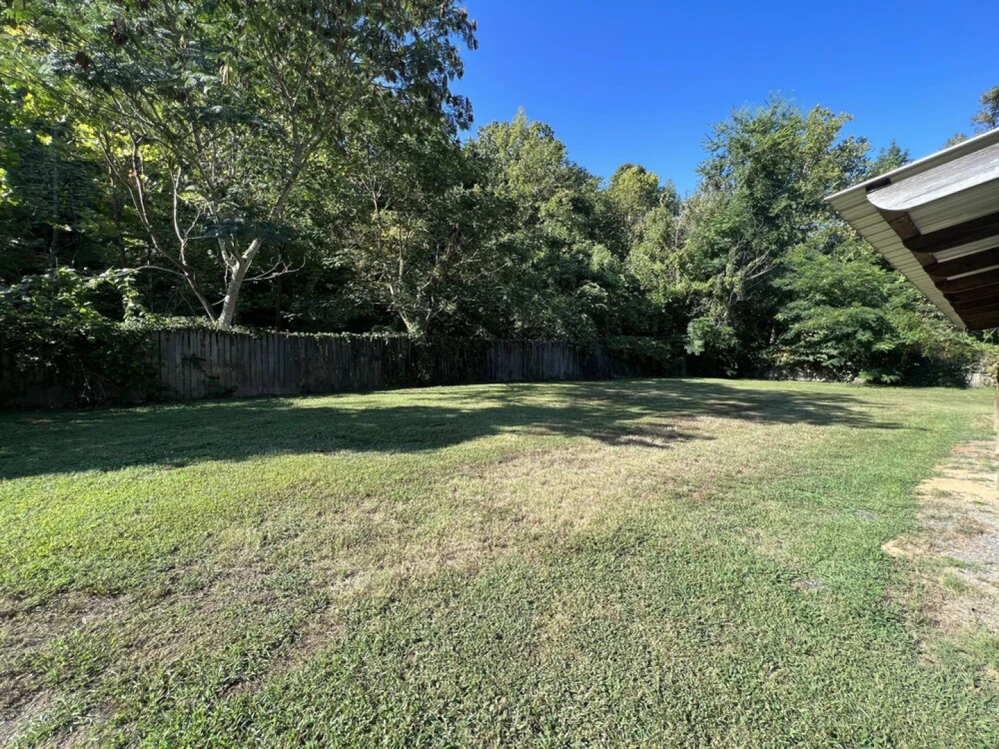 Two bedroom House with fenced in yard, covered patio area, located at the Joplin Inn at the entrance to Mountain Harbor, just 1 1/2 miles from Lake Ouachita. by RedAwning