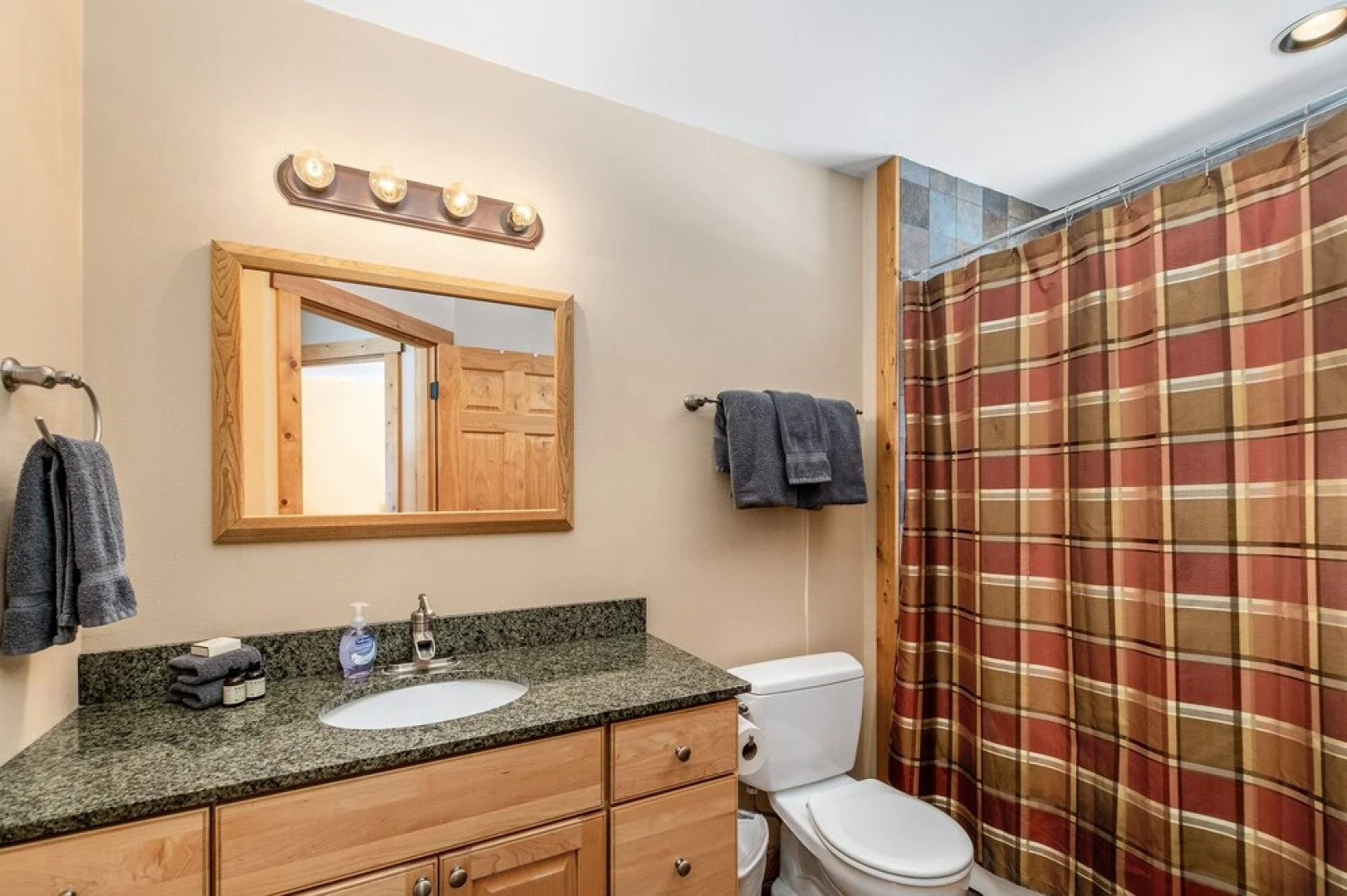 Peterson Acres 3 Bedroom Home by NW Comfy Cabins by RedAwning