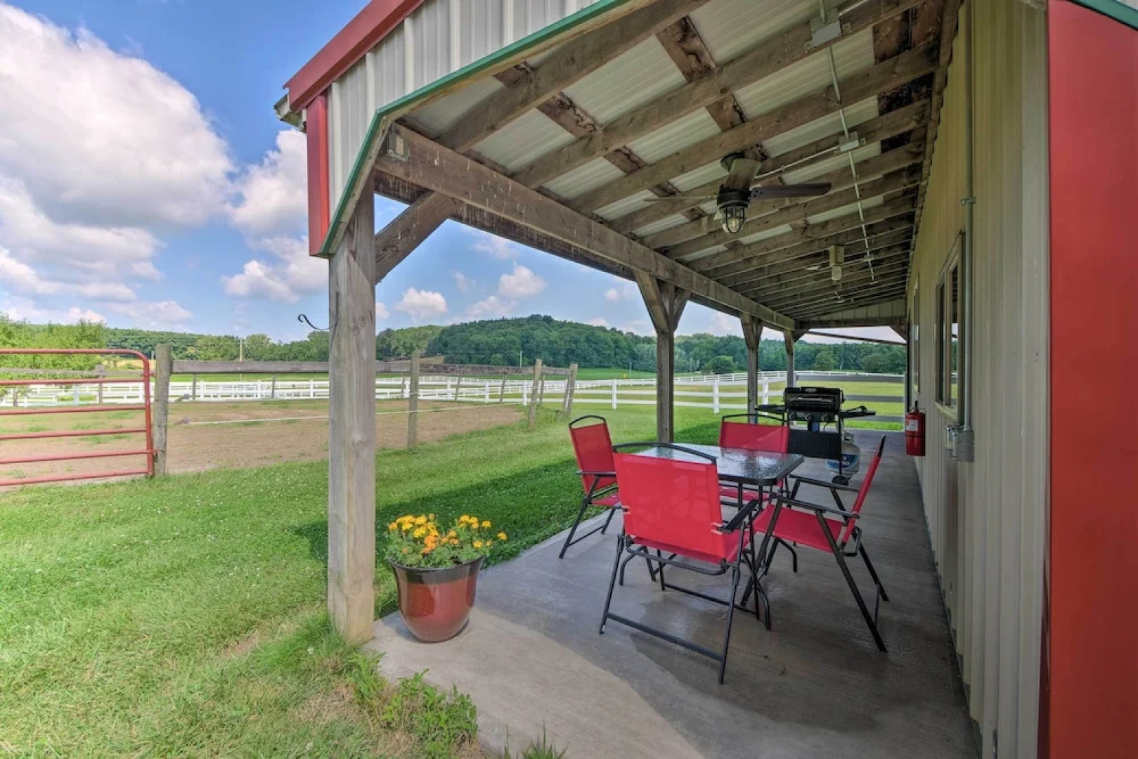 Renovated Bunkhouse on 12-acre Horse Farm!