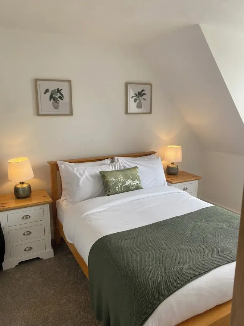 Bright & Spacious, Central for Airport and Glasgow