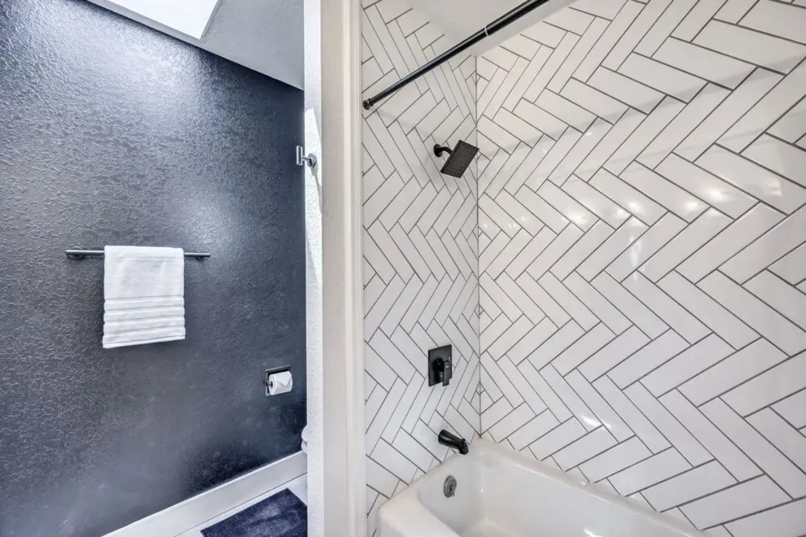 Modern Luxurious Home Near Main W/hot Tub-firepit!