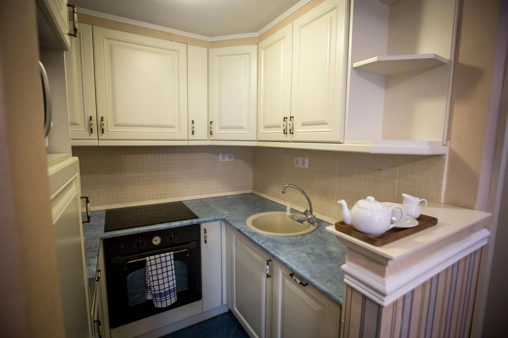 Queen's Court Hotel & Residence