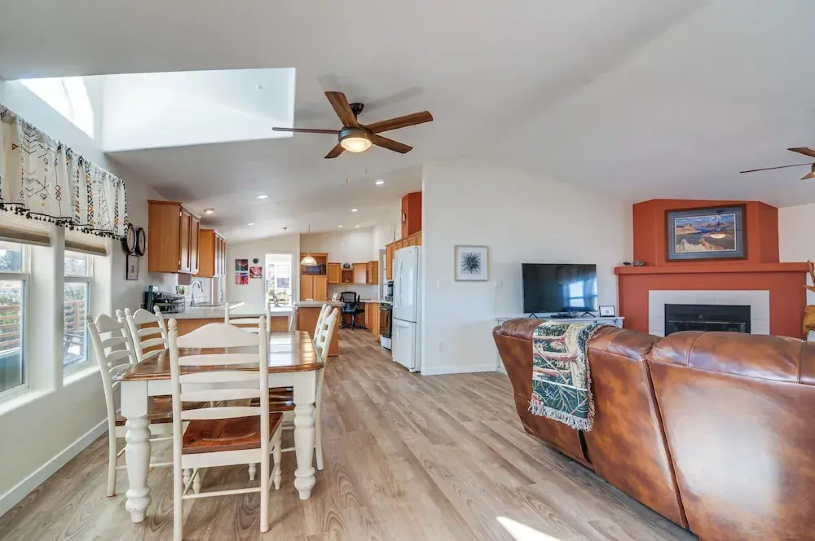 13 Mi to Lake Powell: Mtn-view Home w/ Deck & BBQ