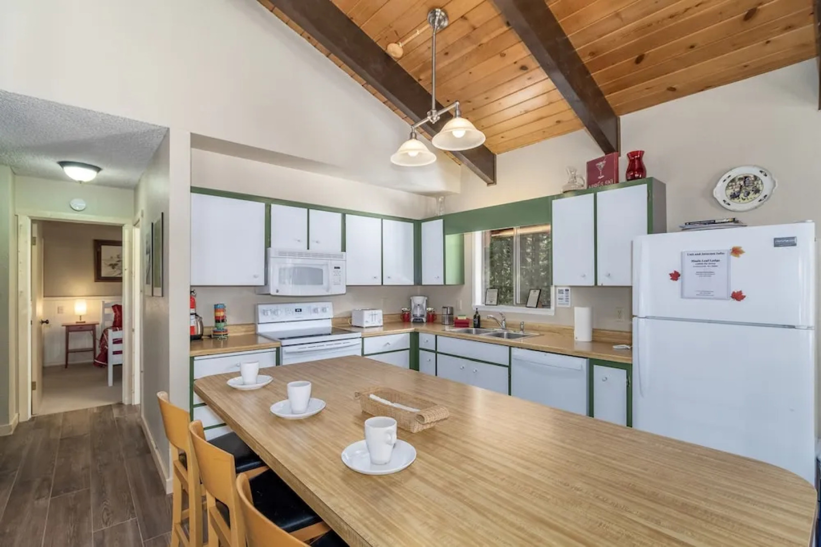 Maple Leaf Lodge 3 Bedroom Home by NW Comfy Cabins by RedAwning