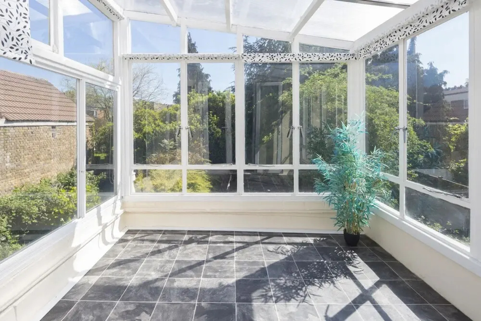 Stylish Modern with FREE Parking by Kasar Stays