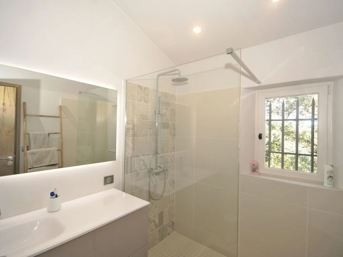 Beautiful Villa With air Conditioning, Large Private Swimming Pool and Near St. Remy-de-provence