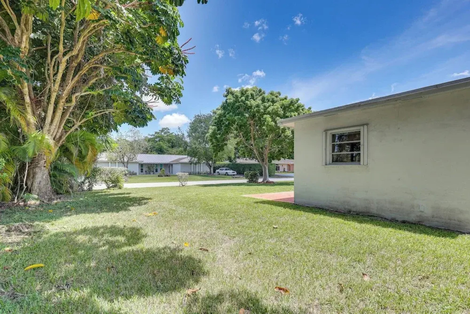 Walk to City Center: Modern Coral Springs Getaway