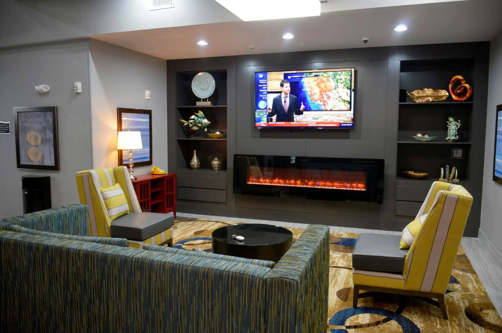 Del-Mar Airport Inn & Suites
