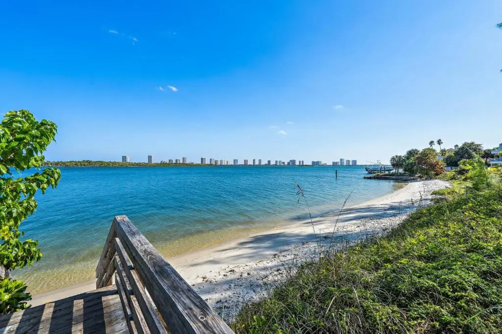 Walk 2 Beach 'Salt & Sea Sanctuary' Private Heated Pool