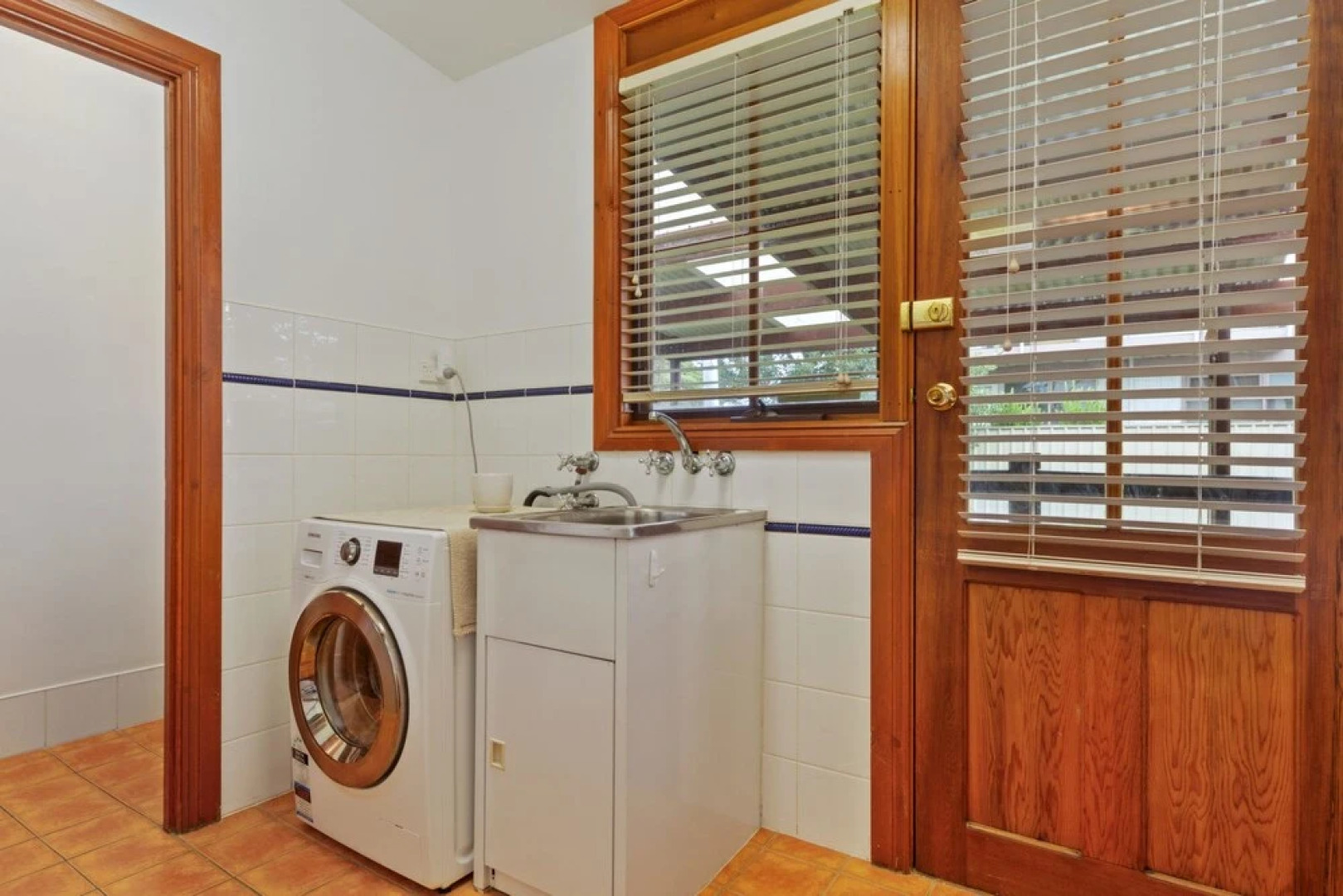 The Log Cabin - 47 Jetty Road