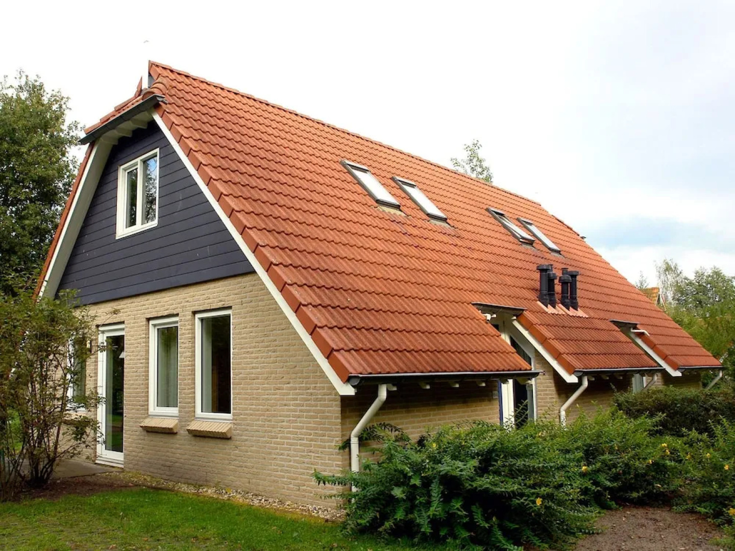 Spacious, Detached Home with Wifi, 20km From Assen